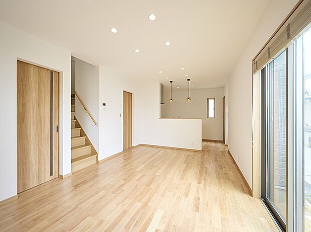 【【3号地】約18.5帖のリビング】家族の会話の弾むまっすぐな形が魅力。。広々とした空間でありながらもつながる動線で家族が集まる団らんの場所に。エアコン・電動シャッターも完備!