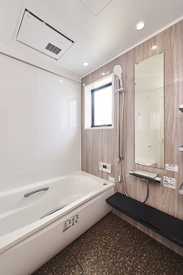 【【浴室】TOTO製サザナHTシリーズ】人間工学を応用したゆるリラ浴槽で身も心もリラックス!お掃除ラクラクほっカラリ床は、畳のようなやわらかさで、滑りにくく小さいお子様や年配の方も安心!