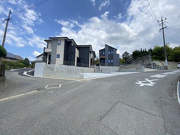 前面道路は交通量が少なく、小さなお子様がいるご家庭も安心です＾＾
カースペースは停めやすい並列駐車２台付き。