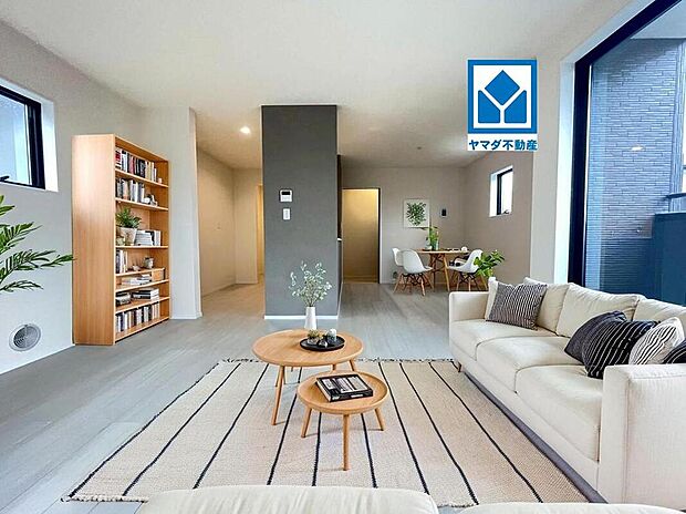 ※写真の家具・インテリアはイメージCG画像です。家族が集まる開放的なリビング。思い思いの時間を過ごしたり、家族みんなで食事をしたり、素敵な団らんの場になりますね。