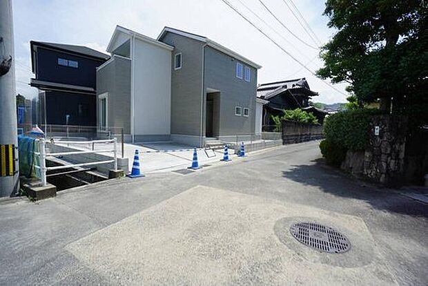 前面道路は公道北東側約8.7m、北側約5m、南側約4m。設備仕様も充実した新築戸建です。
快適でゆとりのある生活空間で新生活を始めましょう^^