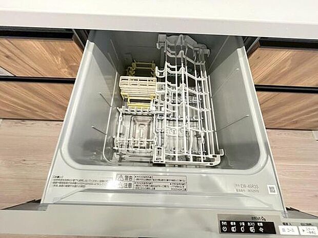 【【食器洗浄乾燥機】】家事の時間が短縮できる食器洗浄乾燥機付。後片付けもラクラクです。
食器を洗う手間が減るので家族とのコミュニケーションの時間や自分の時間が増えますね。