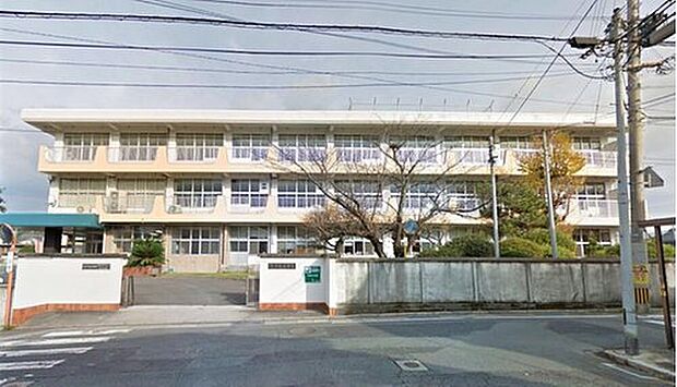 飯塚市立片島小学校(約166m)