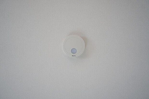 【火災報知器】調理により発生する油煙や臭いを吸い込み、屋外へ排気してくれます。