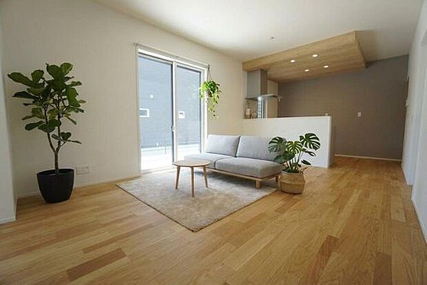 【 リビング】3号地。家具はイメージです。将来にわたって住みやすくプランニングを重ねて設計された間取で日々の生活をしやすい動線を考えた居住空間を創り上げております^^