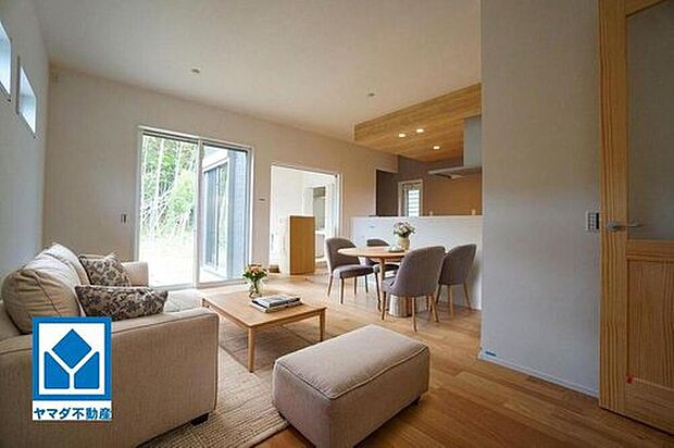【 リビング】4号地。家具はイメージです。流行に左右されないベーシックなカラーリングは、永住にふさわしい佇まいです。
建物ごとに間取りや色味が異なりますので、ぜひ一度現地で見比べてください