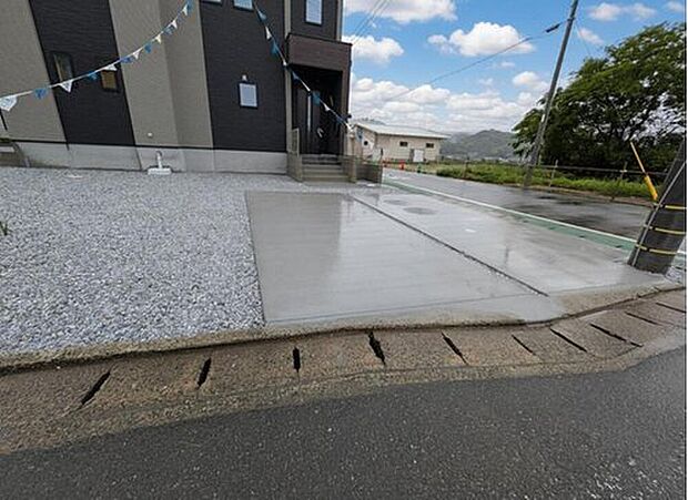 【駐車場】駐車スペースはゆとりある4台分を確保。マイカー用に、お客さま用に、余裕を持ってご利用いただけます。
