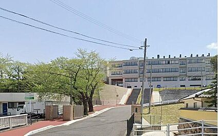 田川市立田川東中学校 562m