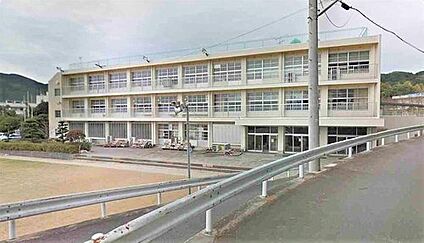 篠栗町立篠栗小学校 750m