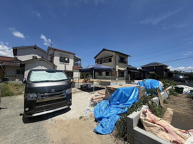 【駐車場】4号棟。駐車スペースはゆとりある2台分を確保。マイカー用に、お客さま用に、余裕を持ってご利用いただけます。