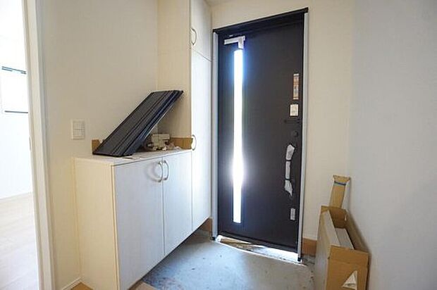 【玄関】たっぷり収納できるシューズボックスです。家族全員の靴がきれいに整頓できます。棚の上にお花や写真を飾っても良いですね。