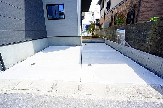 【駐車場】1号棟。駐車スペースはゆとりある2台分を確保。マイカー用に、お客さま用に、余裕を持ってご利用いただけます^^