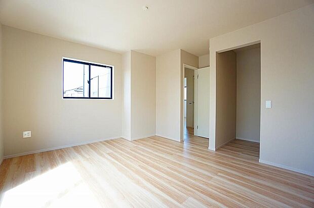 【リビング以外の居室】1号棟。住む人のこだわりを活かす洋室^^日当たりがよく、寝室としての利用もおすすめ。広めのクローゼットもあり荷物もすっきり片付けれ、ゆとりのある暮らしが出来ます^^