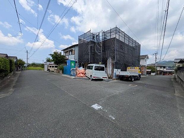 【その他現地】現地(2026年8月)撮影。風通しの良い角地☆前面道路は5.9mあり、車同士がすれ違うスペースが十分にあります。
