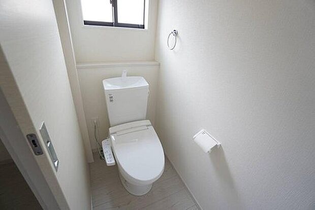 【トイレ】1階2階の2ヶ所にトイレがあるので、忙しい朝にもゆとりができますね。小窓付きで換気する時に便利です^^
