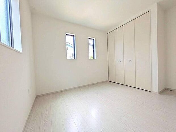【洋室】木目調のシンプルデザインで落ち着きと安らぎの空間に仕上げています。各部屋に収納が完備されているので、お荷物が多くなっても安心の設計です。