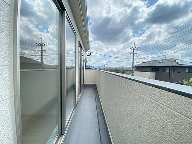 【バルコニー】1号棟。2部屋から出入りできる南向きのバルコニー^^お天気の良い日は洗濯物がよく乾きそうですね^^