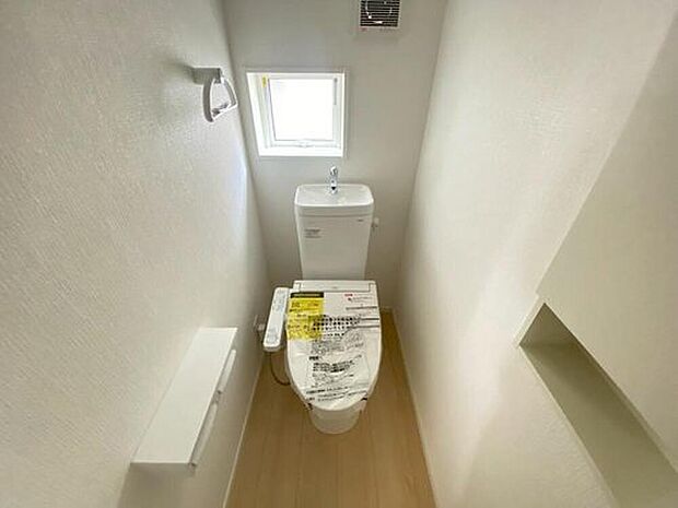 【トイレ】2号棟。1階2階の2ヶ所にトイレがありますので、忙しい朝にもゆとりが生まれますね^^トイレには扉付きのニッチ収納を確保。