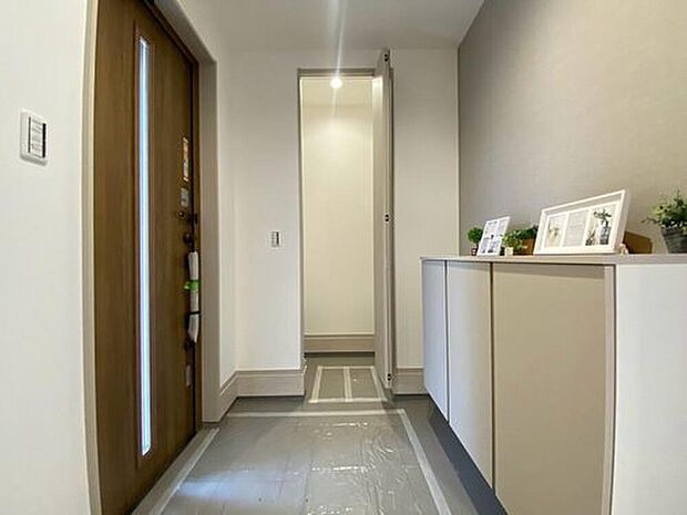 【玄関】2号棟。たっぷり収納できるシューズボックスです。家族全員の靴がきれいに整頓できます。棚の上にお花や写真を飾っても良いですね。