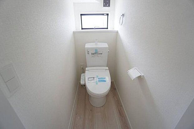 【トイレ】温水洗浄機付トイレです。節水機能もあるので、安心して使えますね。もちろん、1階2階の2ヶ所にトイレがあるので、忙しい朝にもゆとりができますね。
