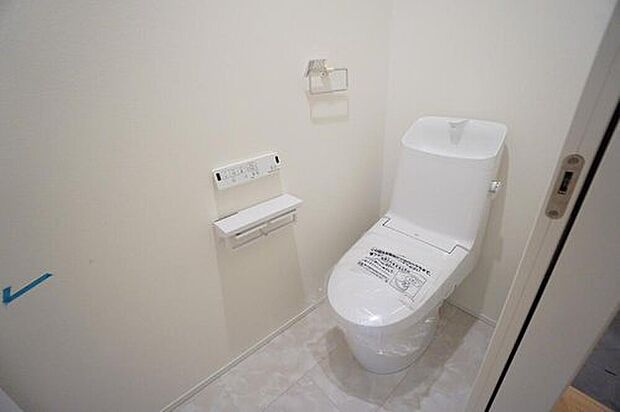 【トイレ】40号地。温水洗浄機付トイレです。節水機能もあるので、安心して使えますね。もちろん、1階2階の2ヶ所にトイレがあるので、忙しい朝にもゆとりができますね。