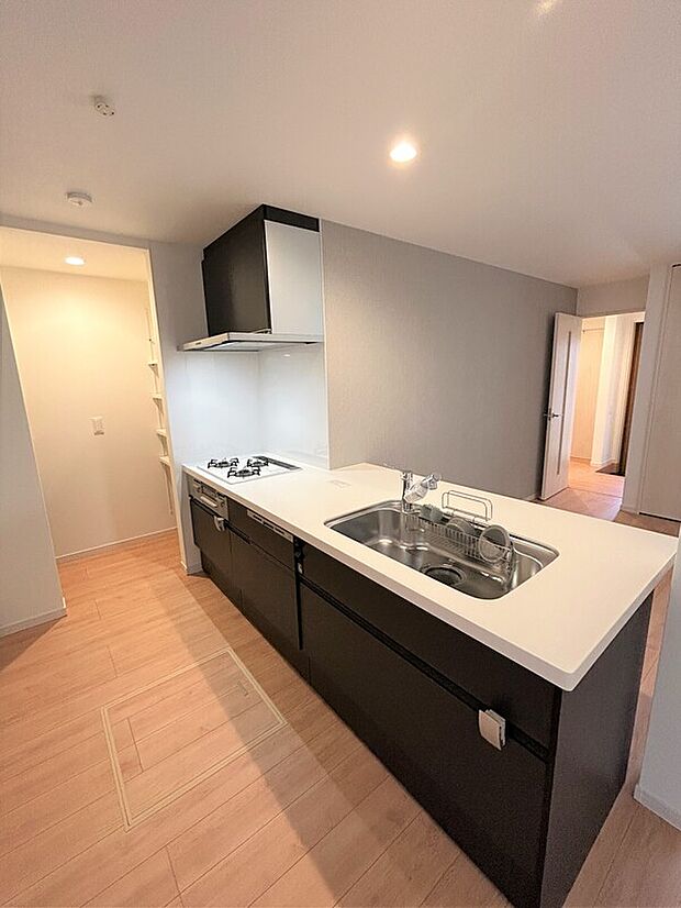 【１階キッチン】奥にはパントリーがあり、キッチンをスッキリとした空間にできます！