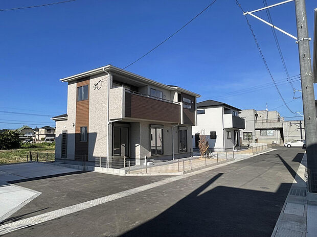 【2号棟から1号棟外観】奥には転回広場もあり、お車の駐車も楽々できます。