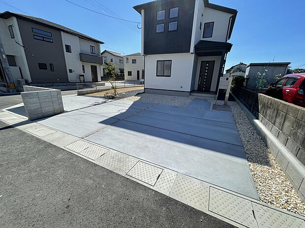 【1号棟カースペース】カースペースは、お客さまが来ても3台駐車可能。