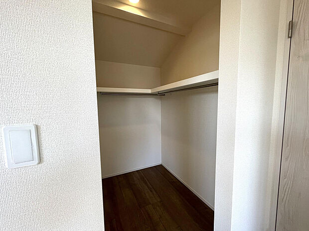 【1号棟主寝室】主寝室にはウォークインクローゼットがあり、収納豊富です。