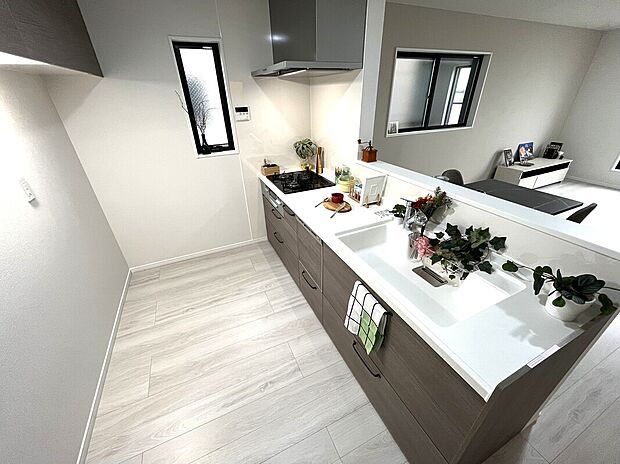 対面式のシステムキッチンは料理をしながらリビングダイニングを見渡せます♪