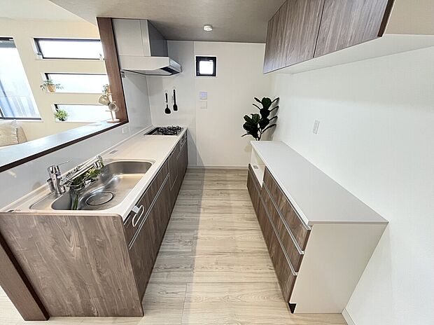 タカラスタンダードのシステムキッチン　☆　同メーカーのカップボードだから統一感◎