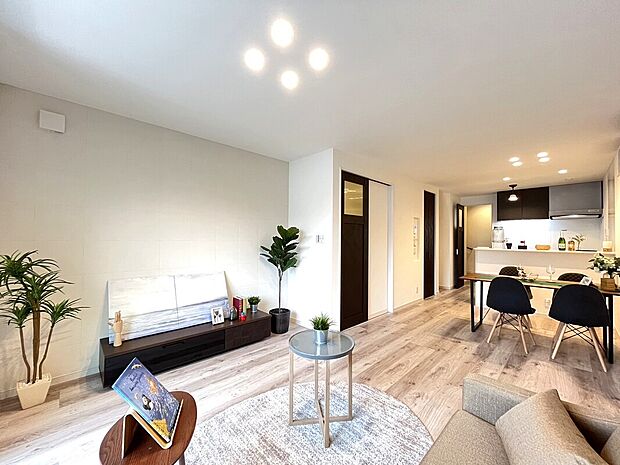 約１６帖のＬＤＫは全面床暖房を採用　☆　ダウンライト設計だから天井スッキリ解放感◎