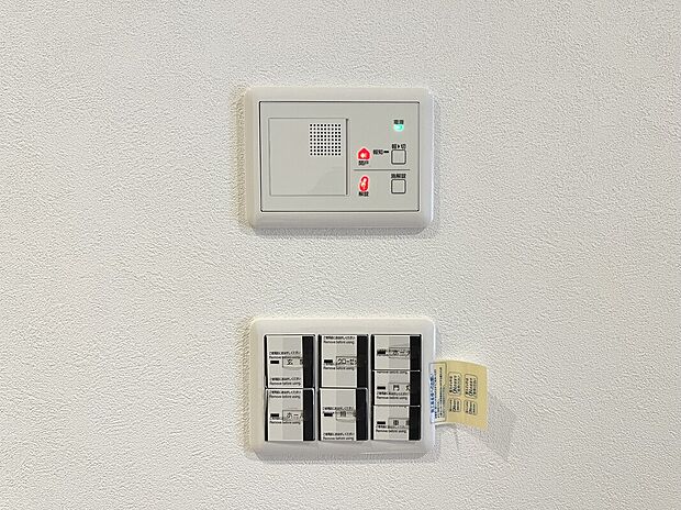 【玄関リモコン】
玄関扉には電子錠を採用。リビングからも施錠解錠が可能です。