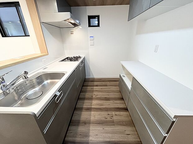 【キッチン】
リビングで遊ぶお子様を見守りながら料理ができる、会話の弾む対面キッチン。同メーカーのカップボードを採用し、デザインに統一感のある豊富な収納で、毎日の家事もスムーズに。