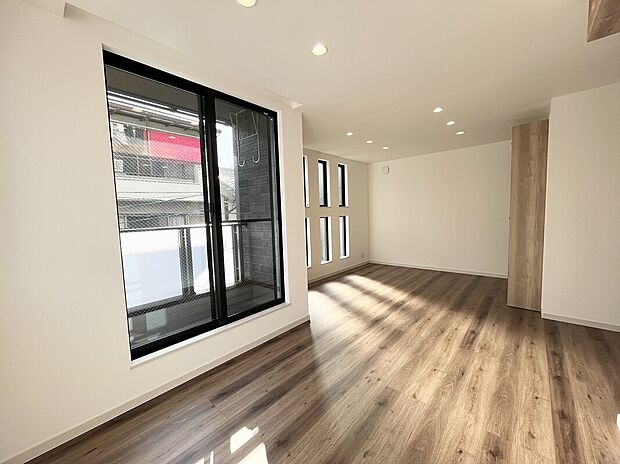 【リビング】
ダウンライト設計で天井もすっきりとした解放感!LDK全面に床暖房を採用した居心地の良い空間です。