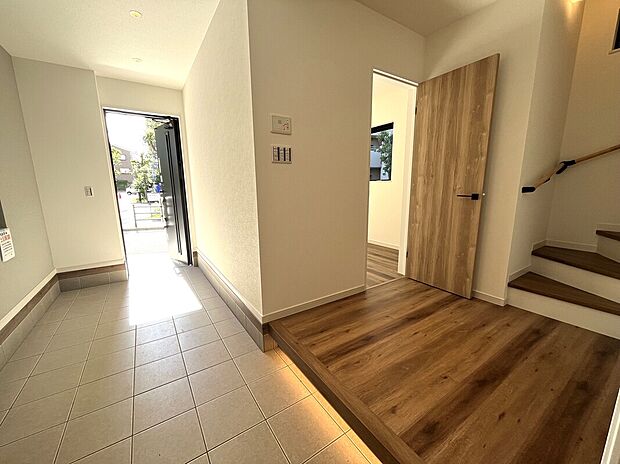 【玄関】
広い玄関スペースは家族が同時に支度可能。
タイル敷なので水洗い可能な玄関。