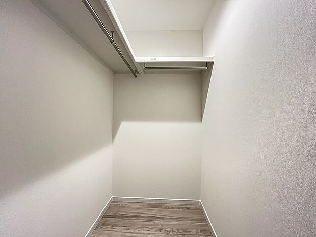 【収納】1階居室のウォークイン収納。収納力が魅力の一つです。しっかり収納できるスペースがあるのはいいですね。