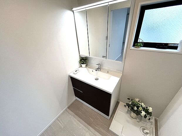 【洗面室】リビングと同フロアの洗面室☆三面鏡にもなっており収納力◎