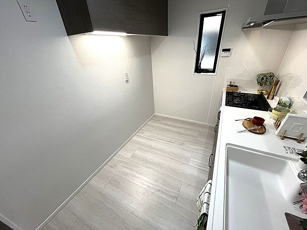 【キッチン】キッチン背面には吊棚を採用☆