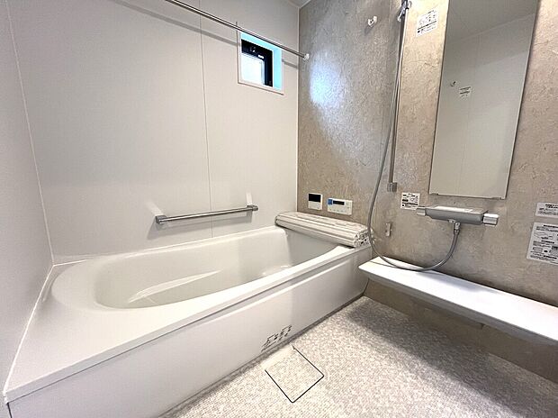 【浴室】TOTOの浴室　☆　ホッカラリ床は断熱性に優れており、冬のお風呂も苦痛ではありません