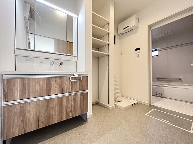 【浴室】【洗面室】
タカラスタンダードの三面鏡洗面台。豊富な収納力と、幅の広いフラットなカウンターボウルが魅力。