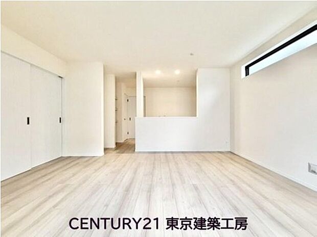 ◇広々とした開放感あふれるリビングです。ゆったり寛げる充分な広さがございますので、ご家族でインテリアのレイアウトを考えるのも楽しみになりそうです。