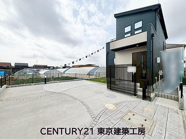 開放的な6M新設道路に面し、駐車スペース2台分を完備した運転も安心のゆとりある住まい。
