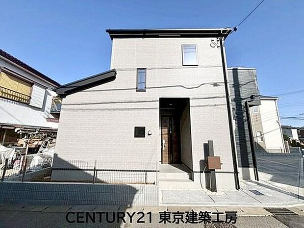 落ち着いた街並みに映える、洗練された佇まいの外観デザイン。