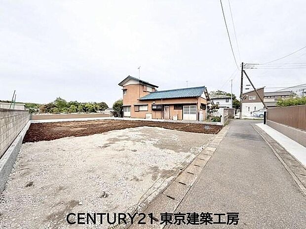 前面道路にゆとりがあるため、お車の駐車やすれ違いもスムーズにできますね♪