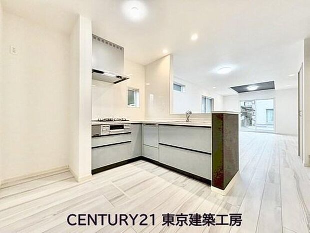 ◇調理がはかどるシステムキッチン♪収納豊富で、シンクも作業スペースも広いのでスムーズに料理ができますね。3口コンロ、グリル付き。

