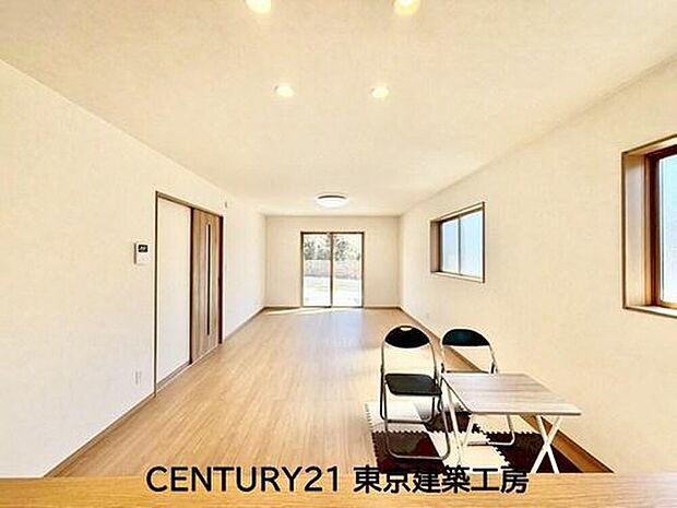 ◇広々とした開放感あふれるリビングです。ゆったり寛げる充分な広さがございますので、ご家族でインテリアのレイアウトを考えるのも楽しみになりそうです。