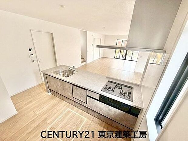 ◇対面式を採用したキッチンですので、リビングで寛ぐご家族をいつも感じられます。会話を楽しみながら家事ができます。