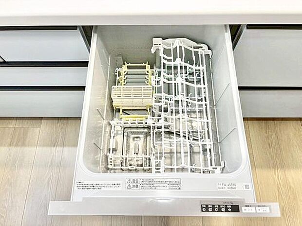 家事の最も強い味方の一つ…ビルトイン型の食器洗浄乾燥機。手洗いでは落ちない汚れも高温・高圧ですっきり。お片付けの時間を短縮してくれるのも嬉しいですね。