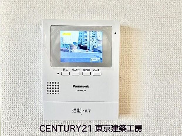 【同仕様】
外出中も来訪者をカラー画面と音声でしっかり録画します。在宅時にも鮮明なモニターでしっかり相手を確認できます!防犯のスタート、安心の一歩は玄関からですね。